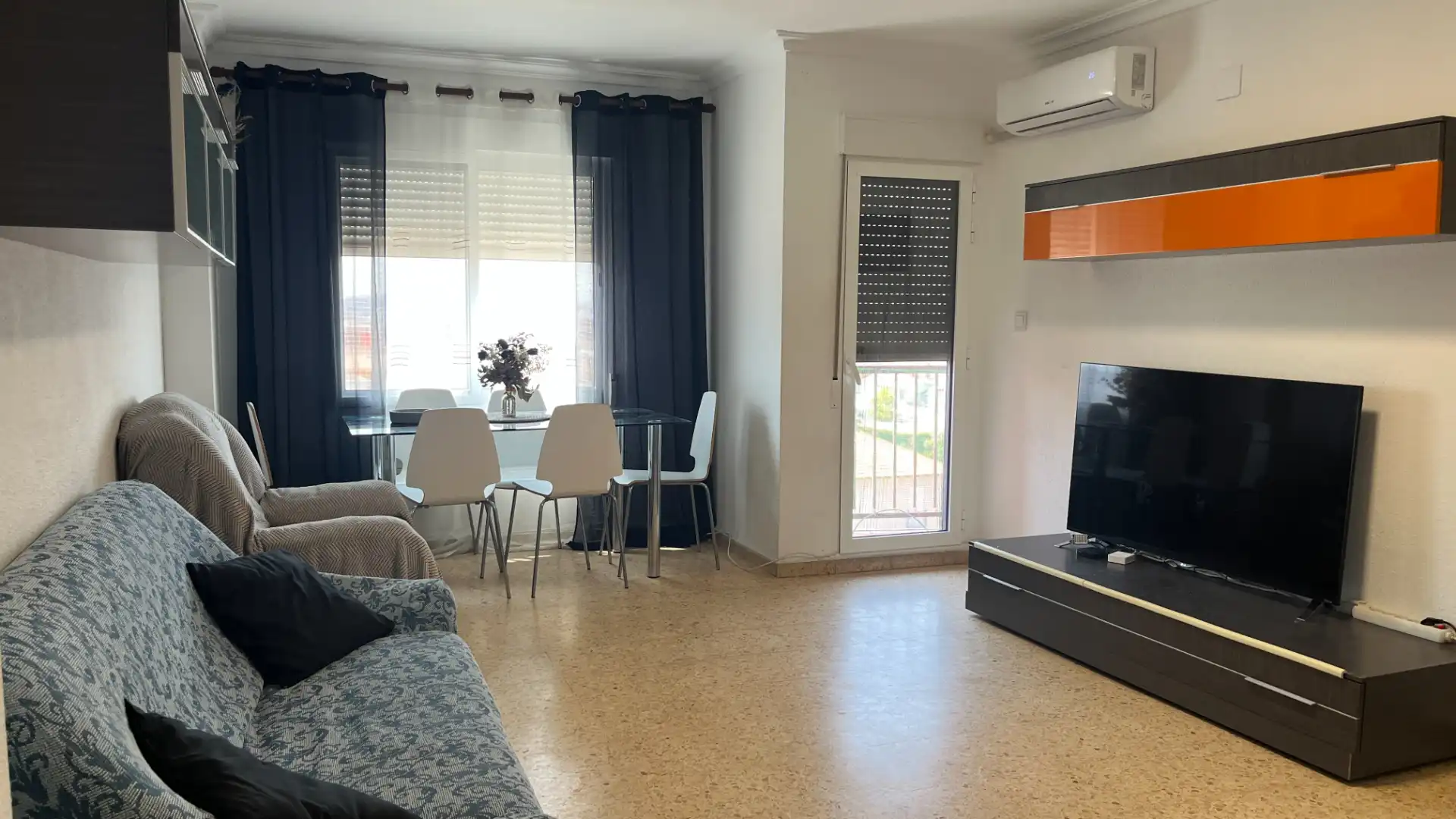 Sala d'estar de Pis de lloguer en Valencia amb Aire condicionat, Moblat i Forn