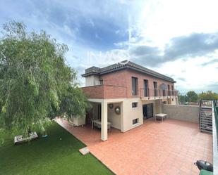 Vista exterior de Casa o xalet de lloguer en Rubí amb Aire condicionat, Calefacció i Terrassa
