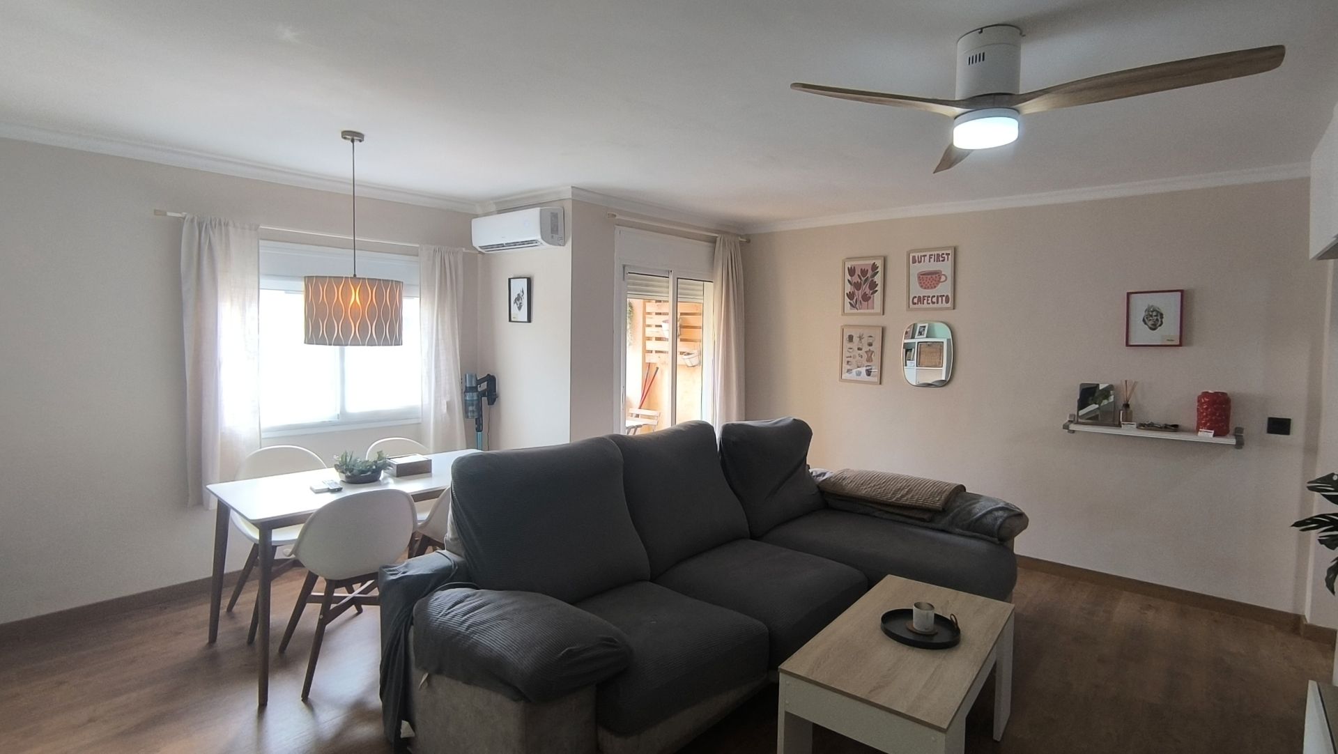 Living room of Flat for sale in  Tarragona Capital  with Air Conditioner, Parquet flooring and Terrace