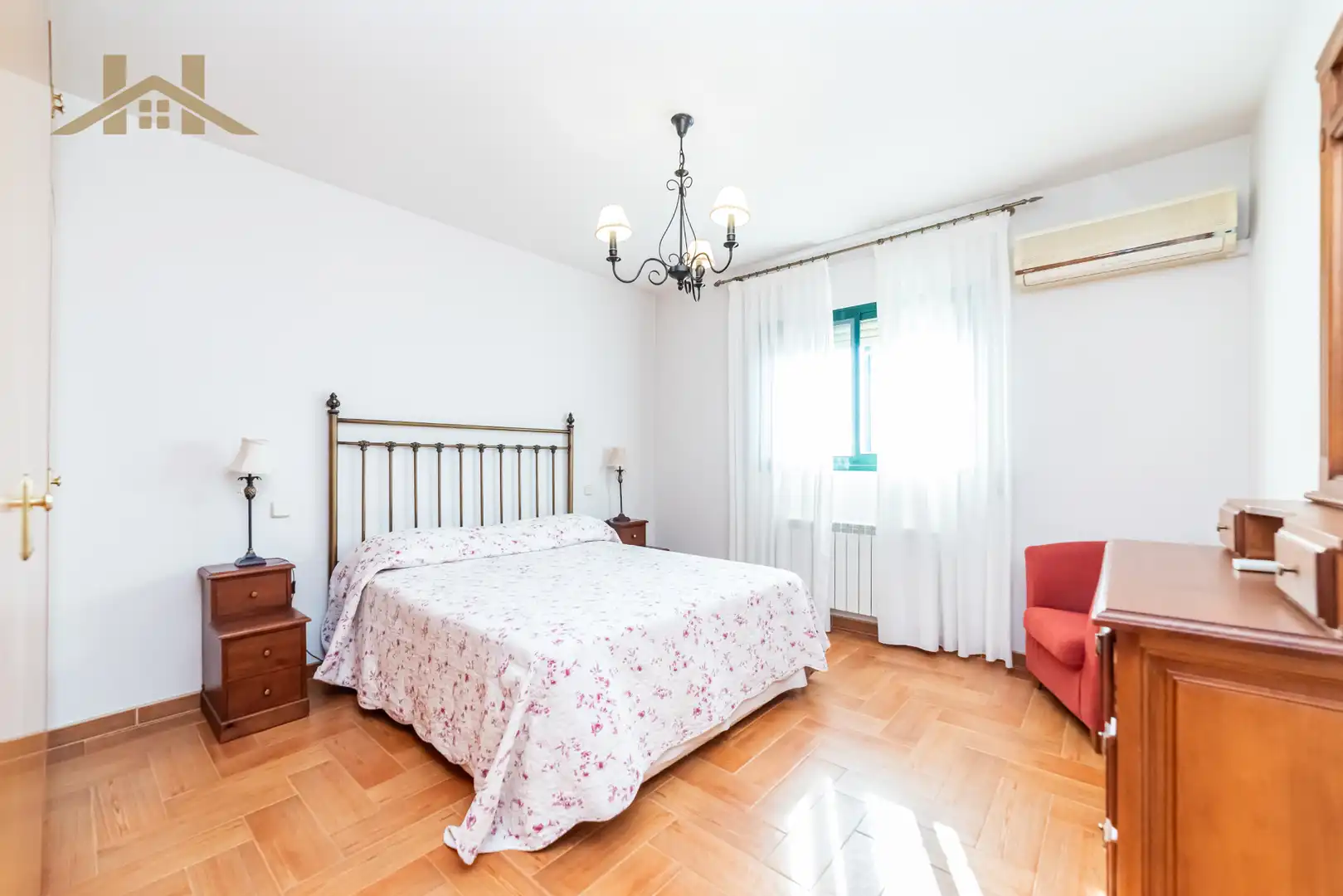Dormitori de Casa adosada en venda en San Martín de Valdeiglesias amb Aire condicionat, Calefacció i Jardí privat