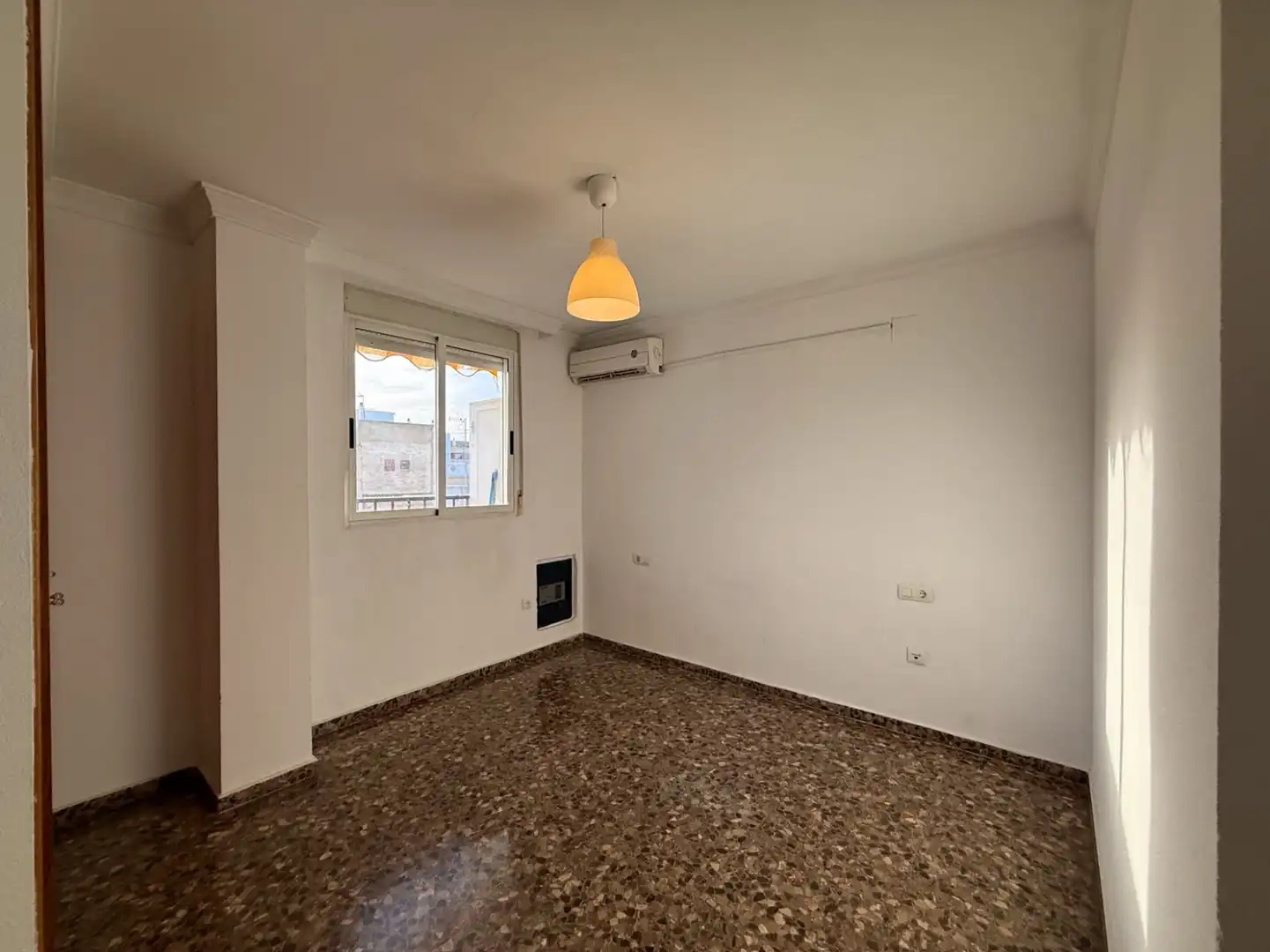 Schlafzimmer von Wohnung zur Miete in Chiva mit Klimaanlage und Terrasse