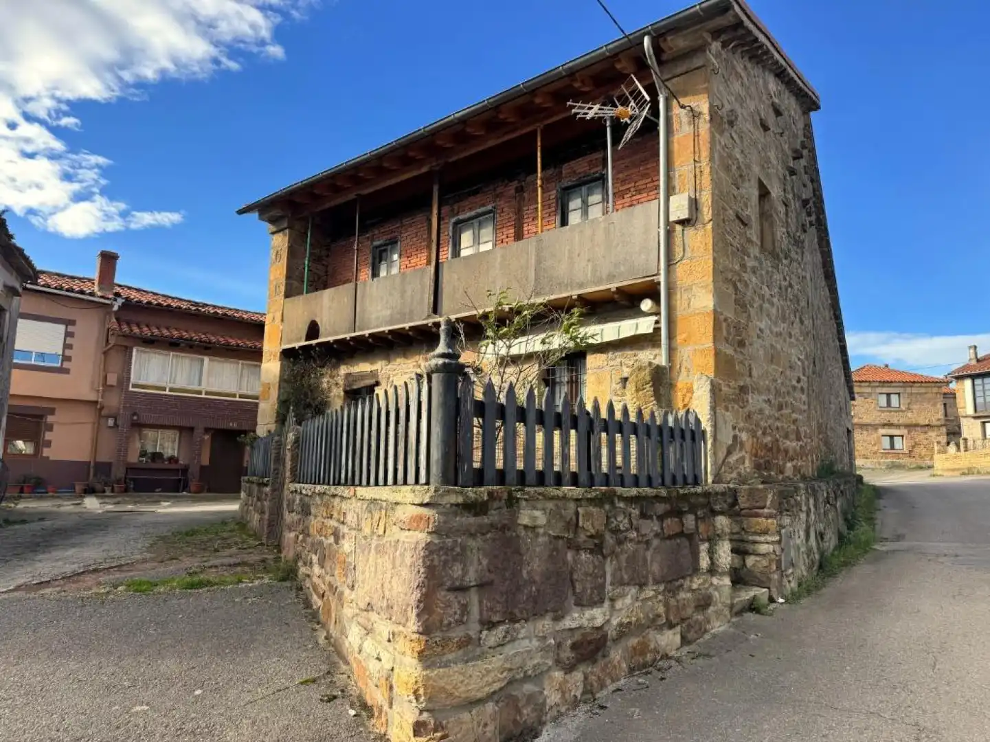 Vista exterior de Casa adosada en venda en Arenas de Iguña amb Jardí privat, Terrassa i Traster