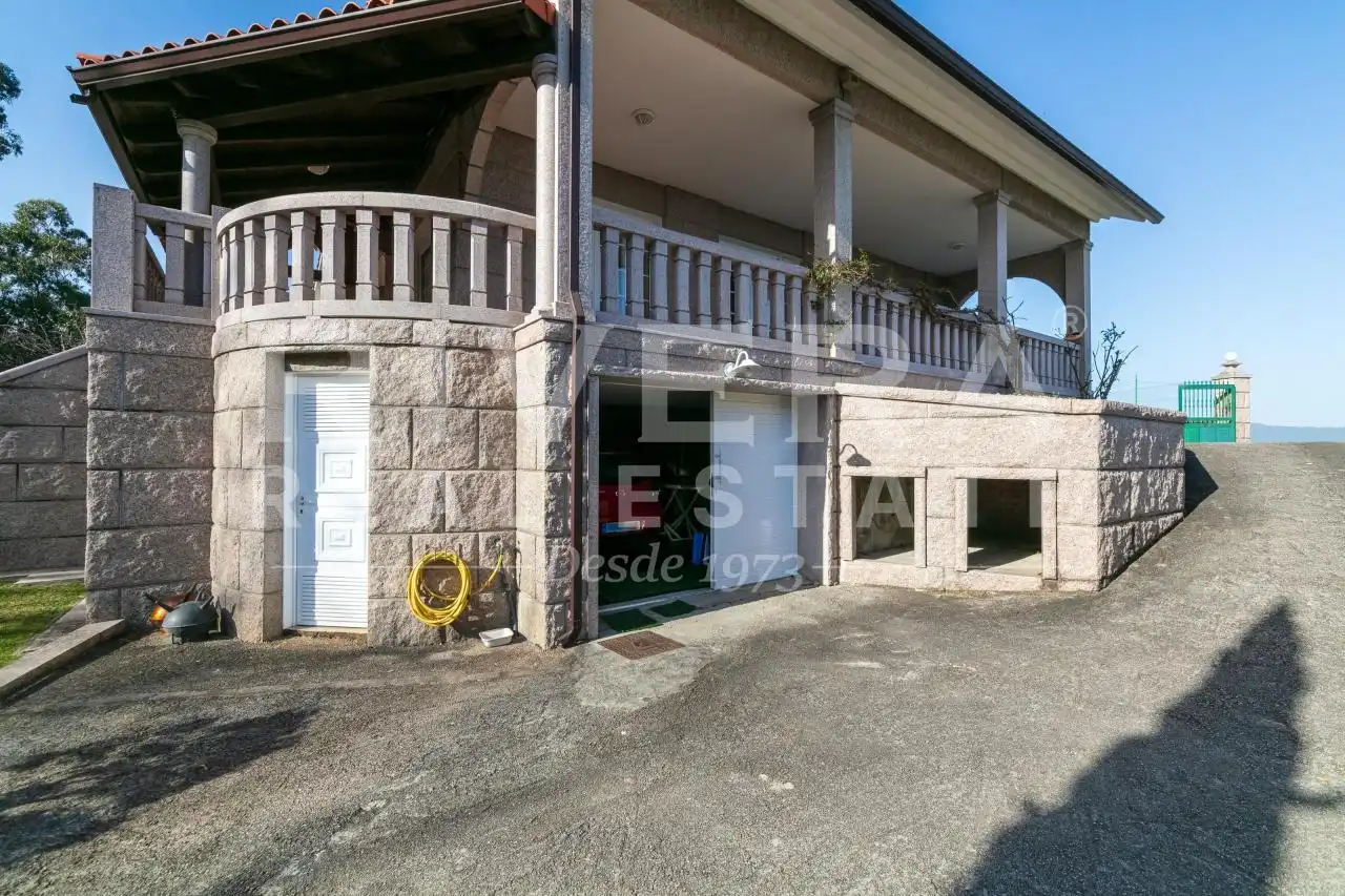 Vista exterior de Casa o chalet en venta en Cangas  con Calefacción, Jardín privado y Amueblado