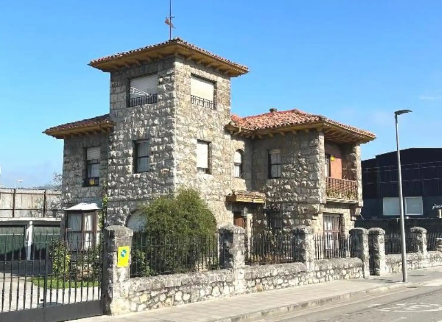 Vista exterior de Casa o chalet en venta en Torrelavega  con Calefacción, Trastero y Balcón