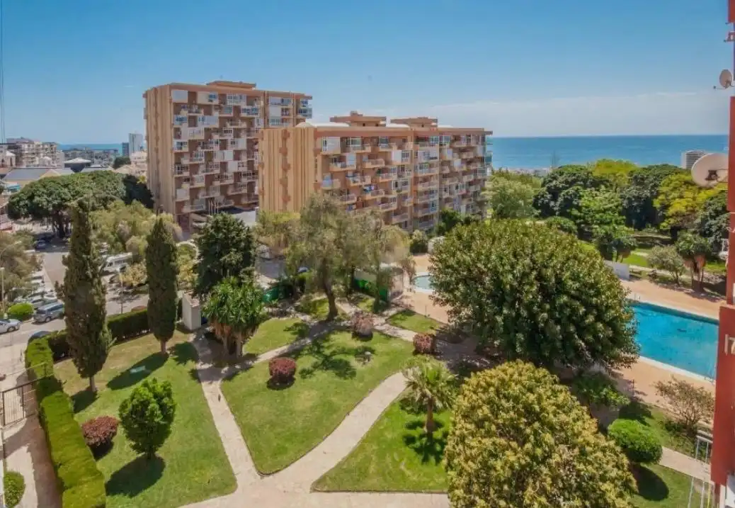 Vista exterior de Apartament en venda en Benalmádena amb Terrassa i Piscina comunitària