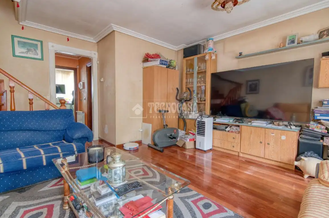 Sala de estar de Casa adosada en venta en Valladolid con Calefacción, Parquet y Balcón