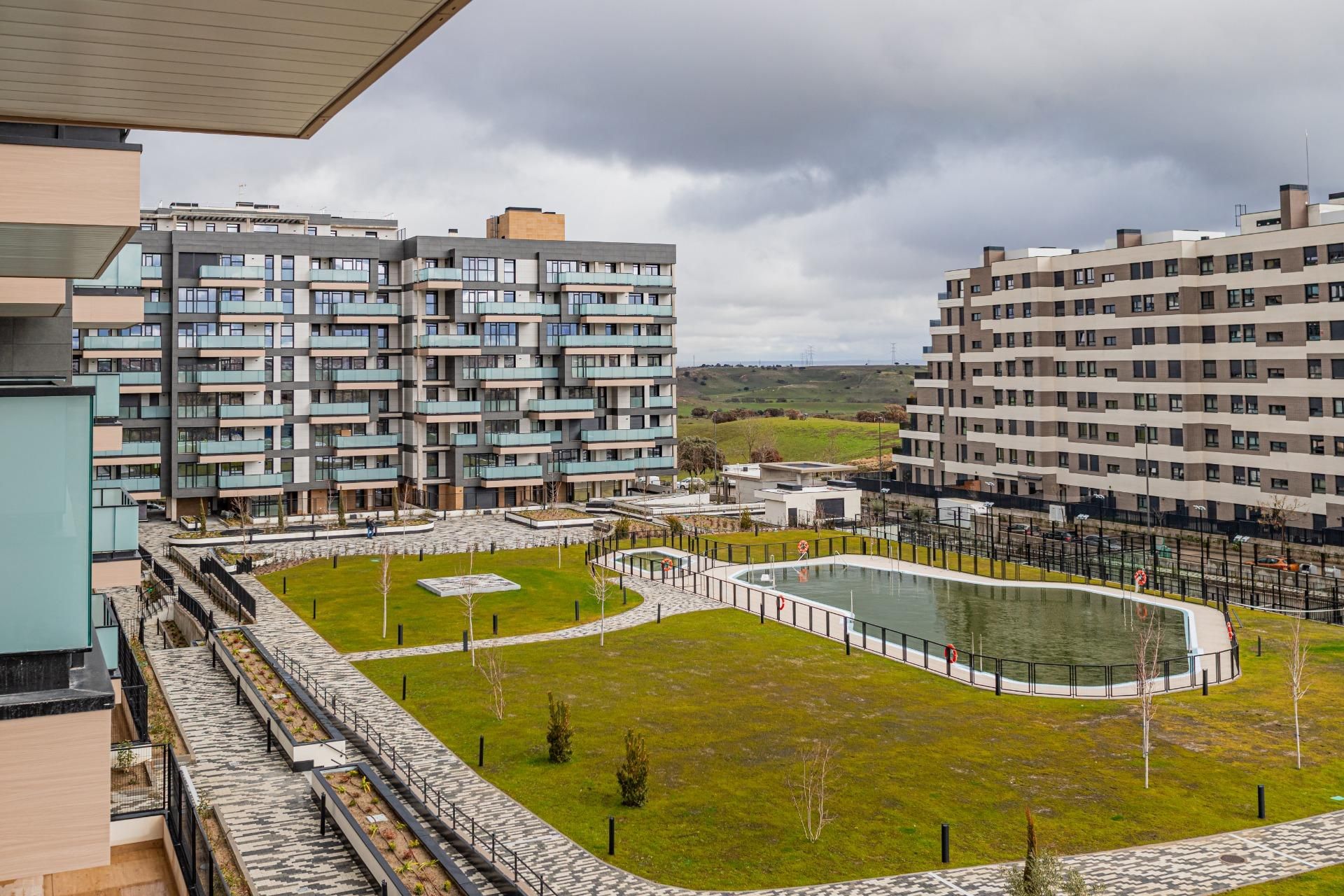 Exterior view of Flat for sale in Tres Cantos  with Private garden, Terrace and Storage room