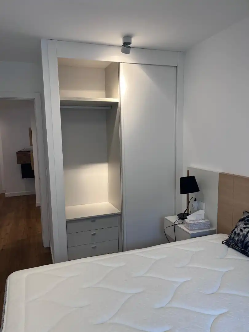 Schlafzimmer von Wohnung zur Miete in Vigo  mit Heizung, Parkett und Terrasse