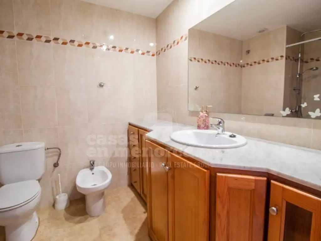 Bathroom of Flat for sale in Es Castell  with Air Conditioner and Terrace