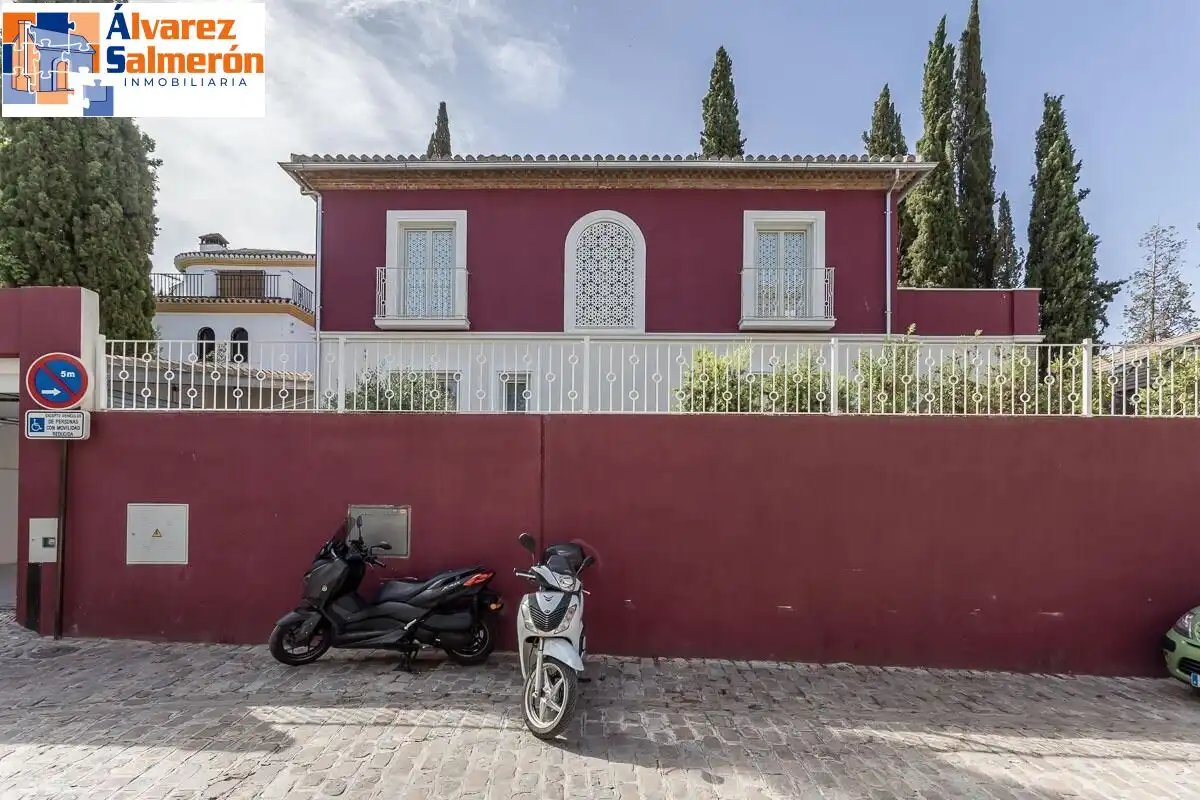 Vista exterior de Casa o xalet en venda en Granada amb Aire condicionat, Jardí privat i Terrassa