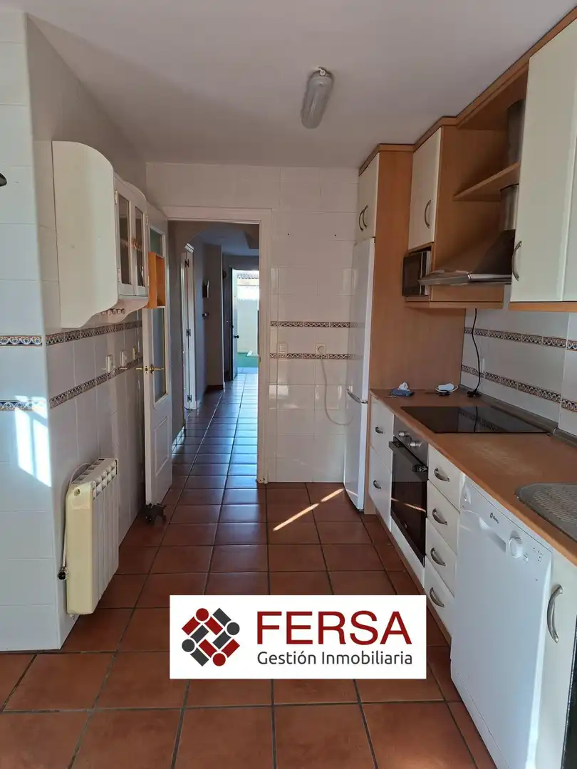 Cuina de Casa adosada en venda en El Puerto de Santa María amb Aire condicionat, Calefacció i Jardí privat
