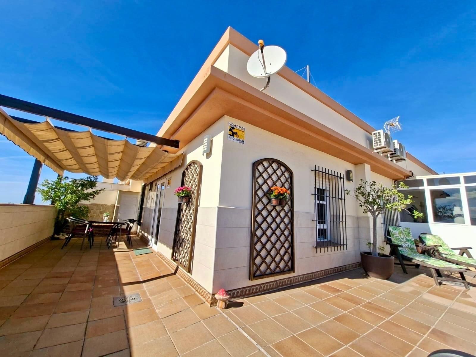 Exterior view of Attic for sale in San Fernando  with Air Conditioner, Private garden and Parquet flooring