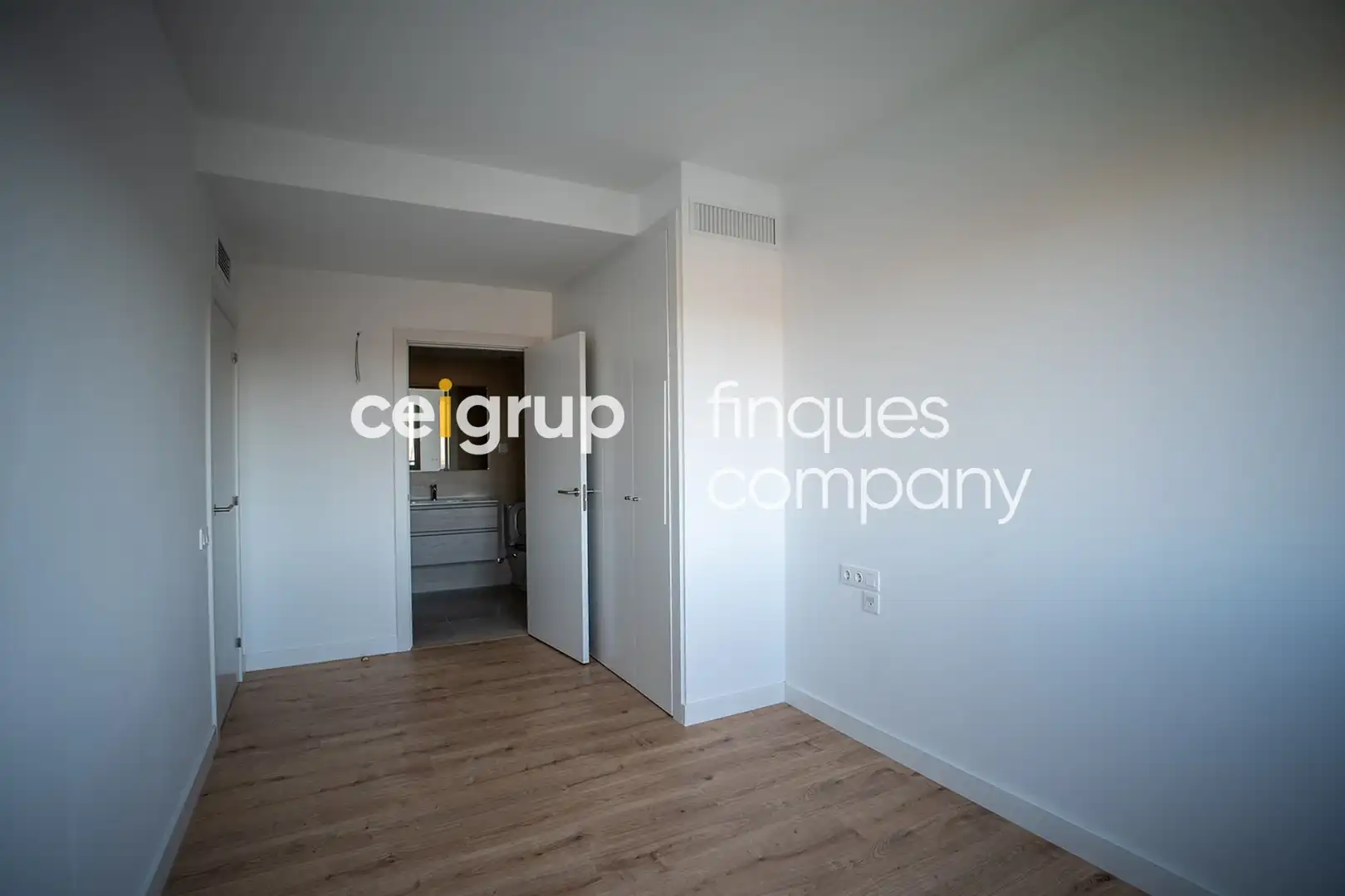 Dúplex en venta en Girona con Calefacción, Terraza y Piscina