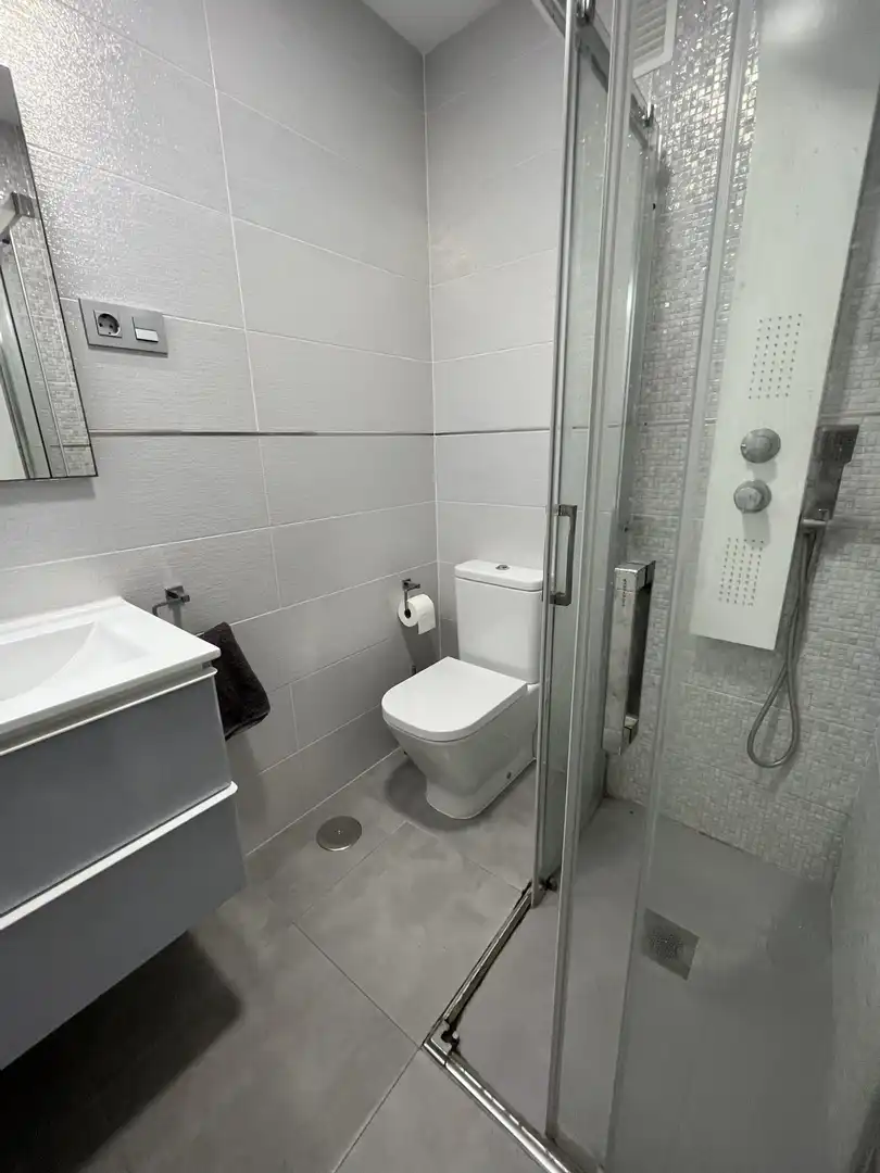 Baño de Piso de alquiler en Almería con Aire acondicionado, Calefacción y Amueblado