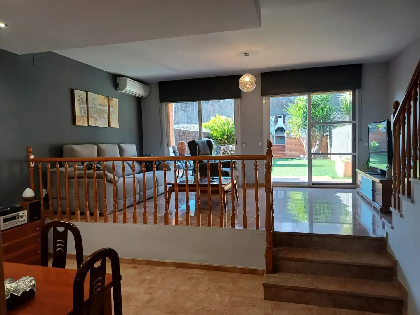 Wohnzimmer von Einfamilien-Reihenhaus zum Verkauf in Castellbisbal mit Klimaanlage, Heizung und Privatgarten