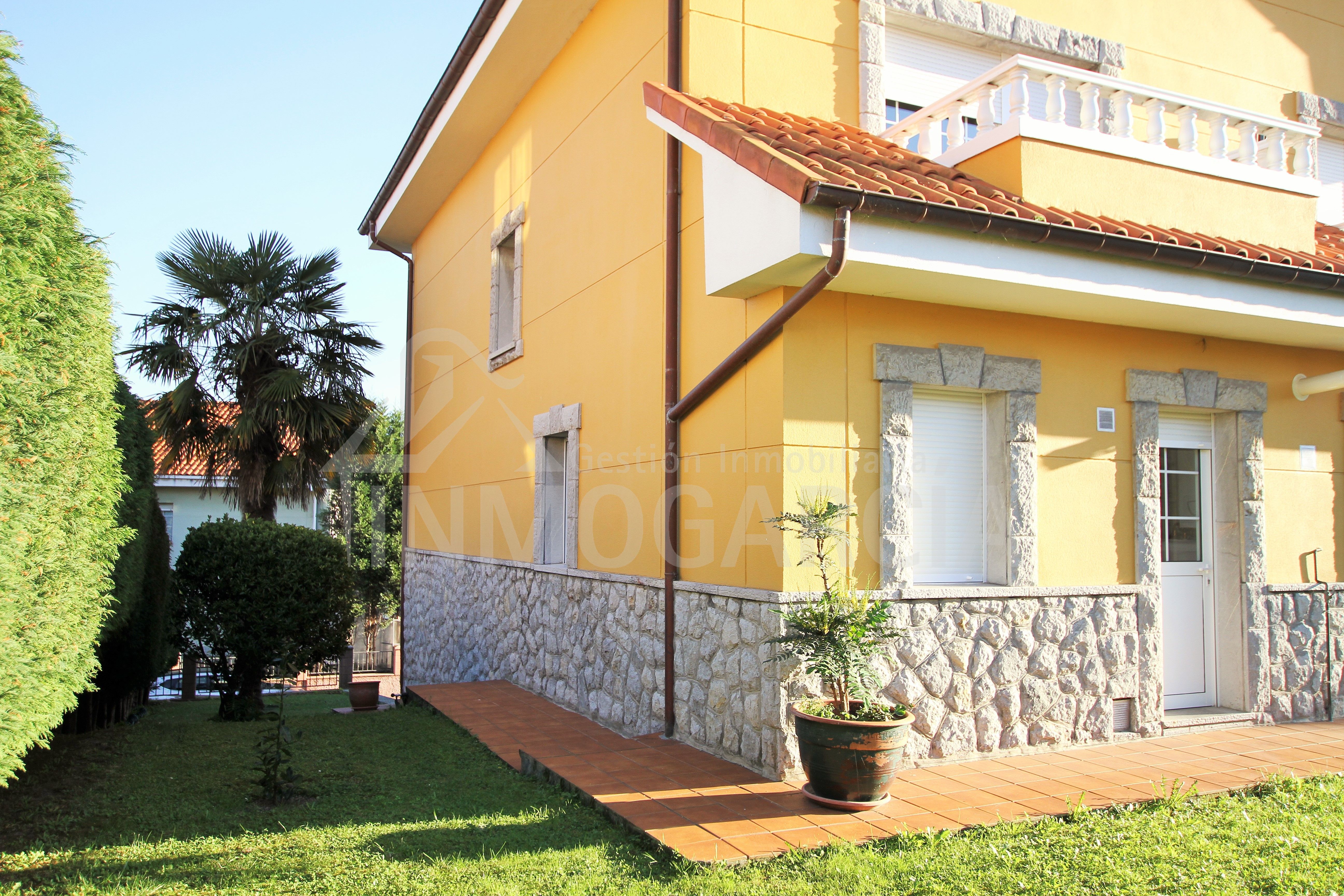 Vista exterior de Casa o xalet en venda en Avilés amb Calefacció, Jardí privat i Parquet