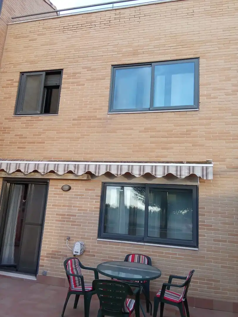 Außenansicht von Einfamilien-Reihenhaus zur Miete in Utebo mit Terrasse, Schwimmbad und Möbliert