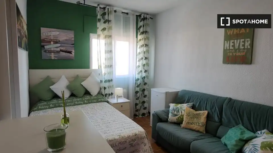 Habitación de Piso de alquiler en Alcalá de Henares con Aire acondicionado, Calefacción y Amueblado