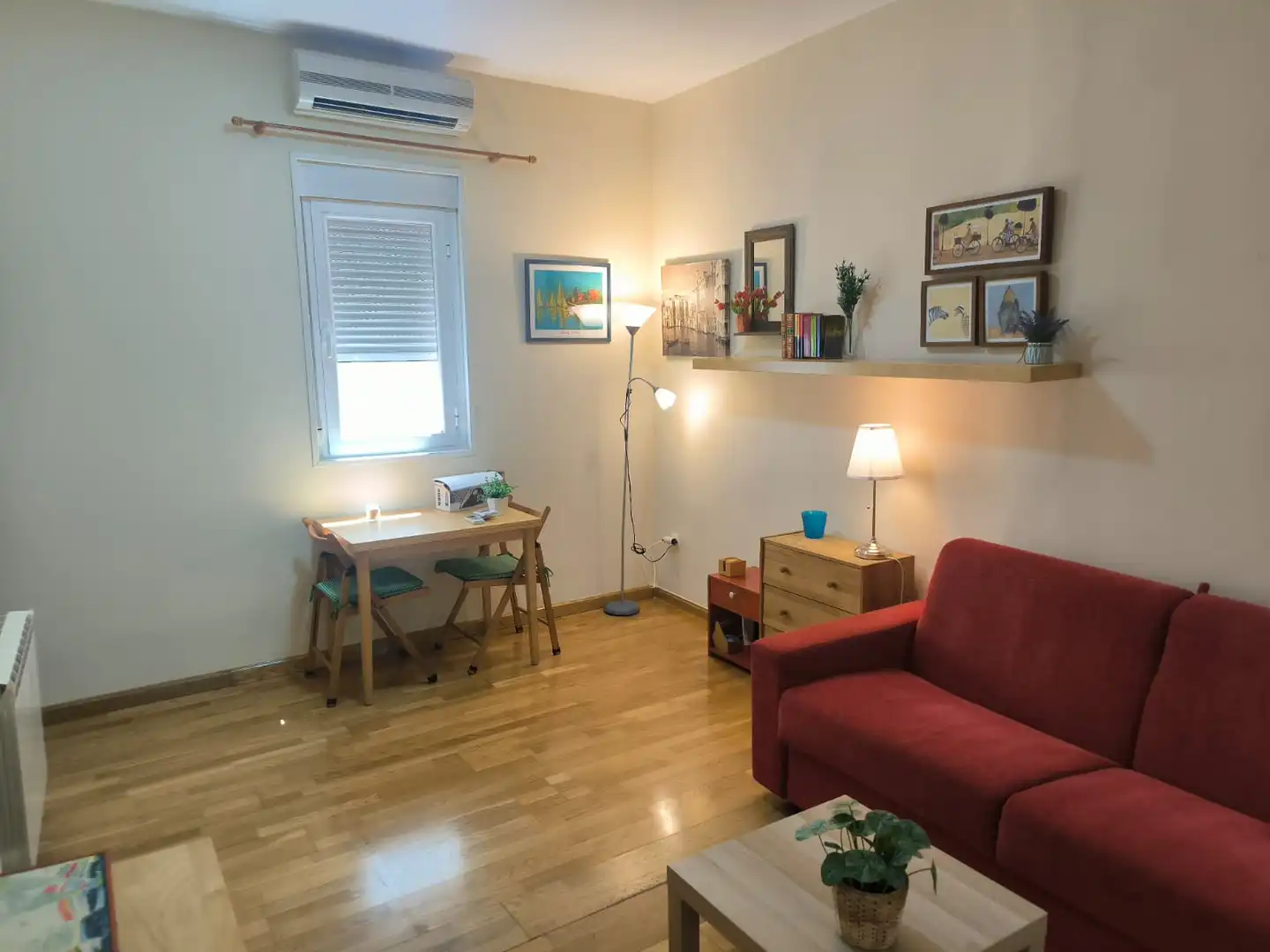 Sala de estar de Estudio de alquiler en Madrid con Aire acondicionado, Calefacción y Parquet