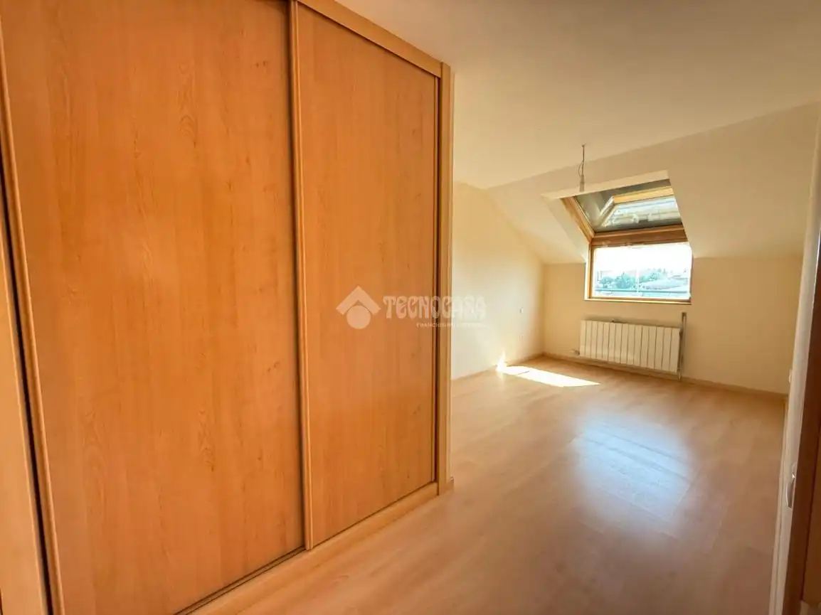 Habitación de Ático en venta en Villanubla con Calefacción, Parquet y Terraza