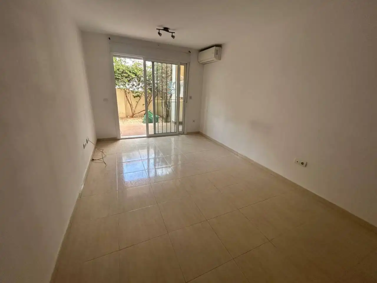 Sala de estar de Piso en venta en Roquetas de Mar con Aire acondicionado, Terraza y Piscina comunitaria