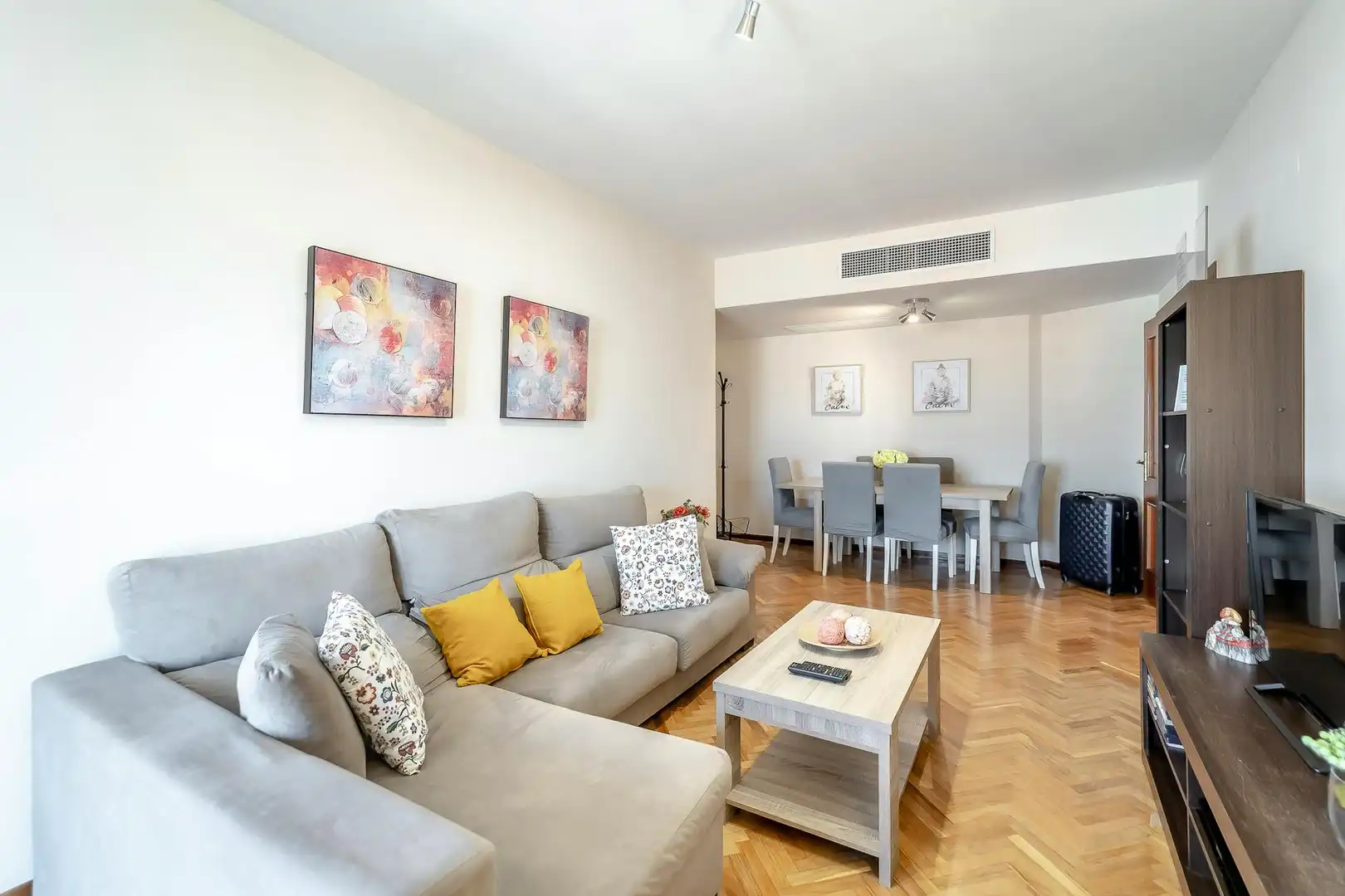 Living room of Flat for rent in Madrid  with Air Conditioner, Heating and Furnished