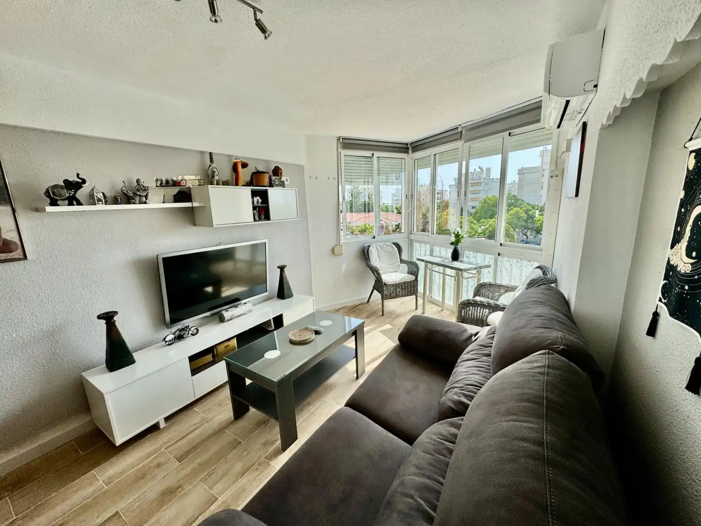 Wohnzimmer von Wohnungen zur Miete in Benalmádena mit Privatgarten, Möbliert und Gemeinschaftspool