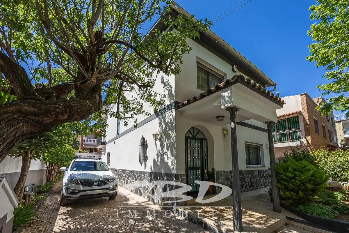 Vista exterior de Casa o chalet en venta en Barberà del Vallès con Aire acondicionado, Calefacción y Terraza
