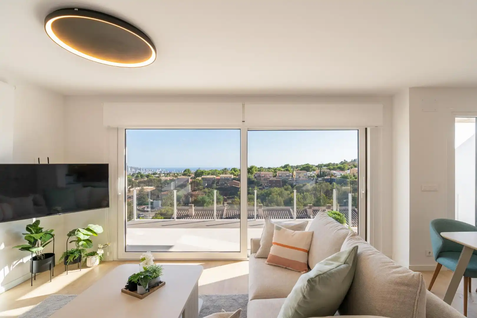 Sala d'estar de Casa adosada en venda en La Nucia amb Aire condicionat, Jardí privat i Terrassa