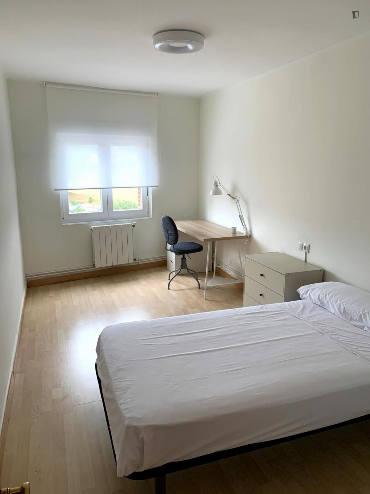 Dormitori de Apartament per a compartir en Oviedo  amb Calefacció, Moblat i Forn