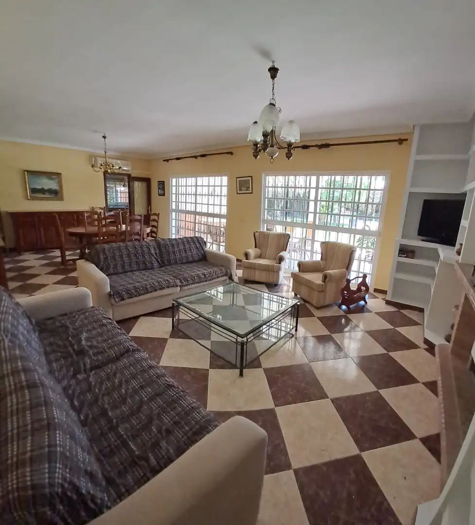 Sala de estar de Casa o chalet en venta en Palomares del Río con Aire acondicionado, Jardín privado y Terraza