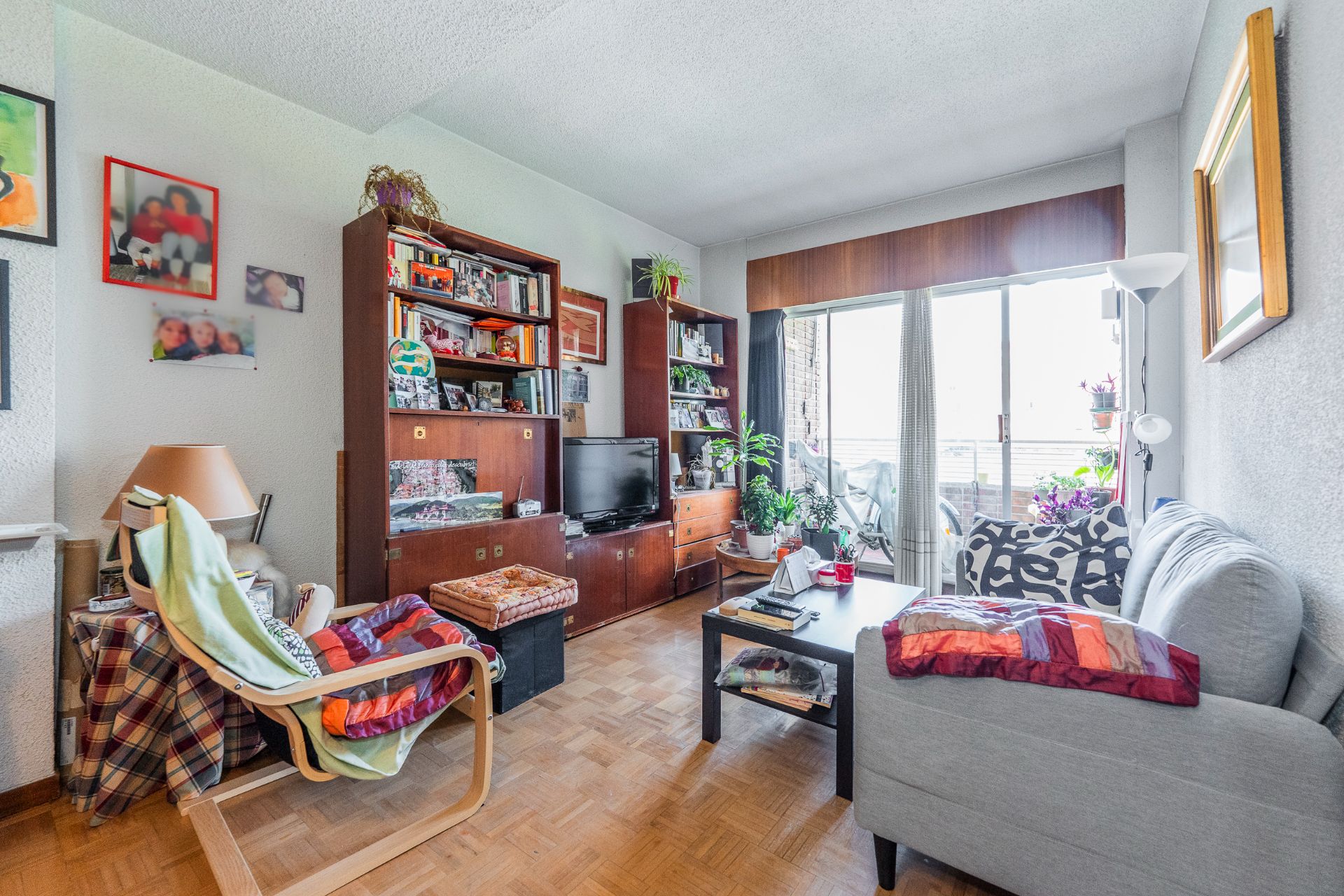 Sala d'estar de Pis en venda en  Madrid Capital amb Calefacció, Parquet i Terrassa