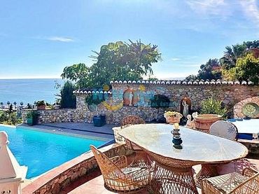 Chalet con piscina en venta en La Herradura
