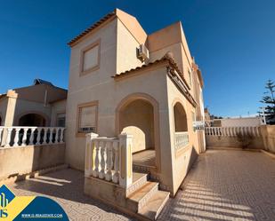 Vista exterior de Casa adosada en venda en Torrevieja amb Calefacció, Jardí privat i Terrassa