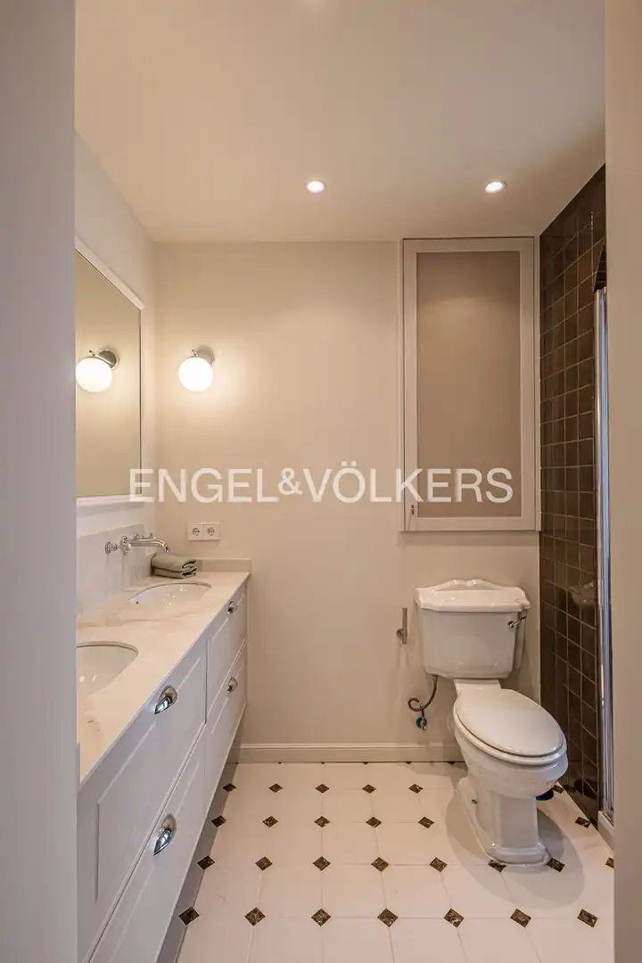 Bathroom of Flat for sale in Madrid  with Air Conditioner, Heating and Parquet flooring