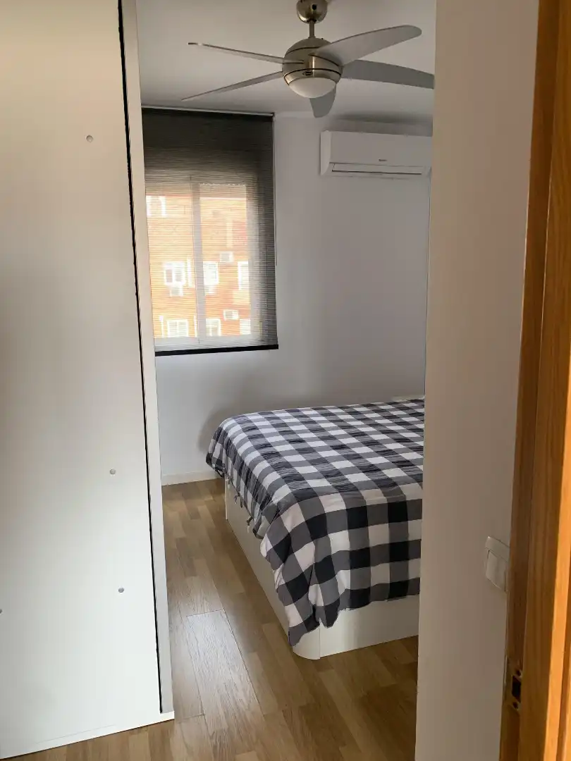 Dormitori de Pis de lloguer en Dos Hermanas amb Aire condicionat, Piscina i Moblat