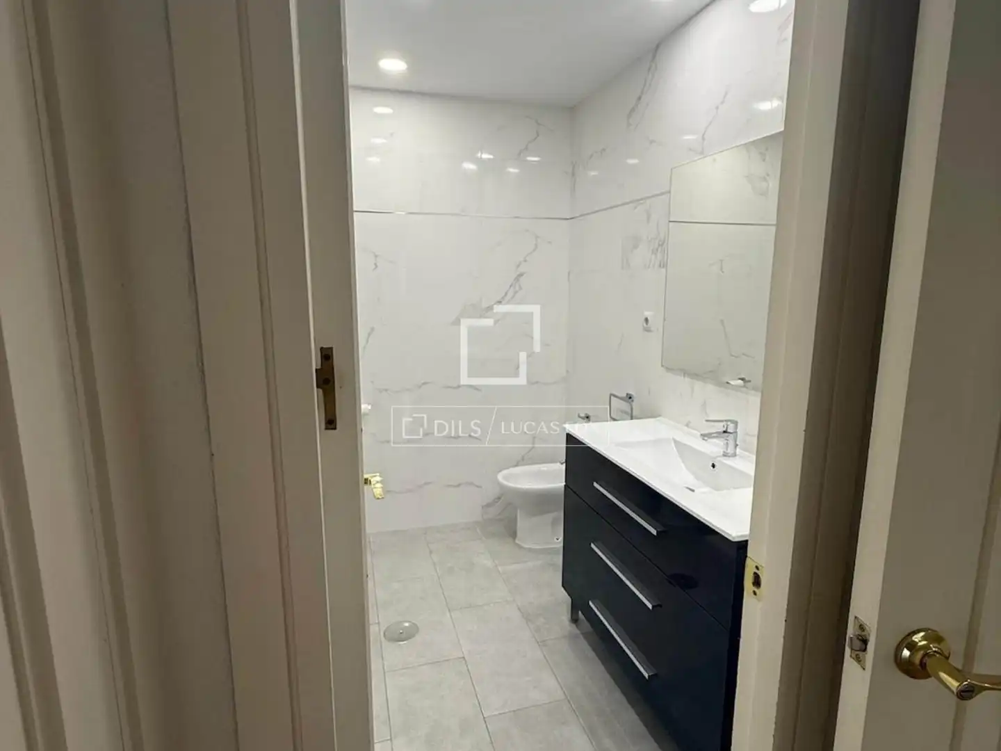 Bathroom of Flat for rent in Madrid  with Air Conditioner, Heating and Private garden