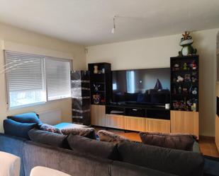 Sala d'estar de Casa adosada en venda en Valdemorillo amb Calefacció, Jardí privat i Terrassa