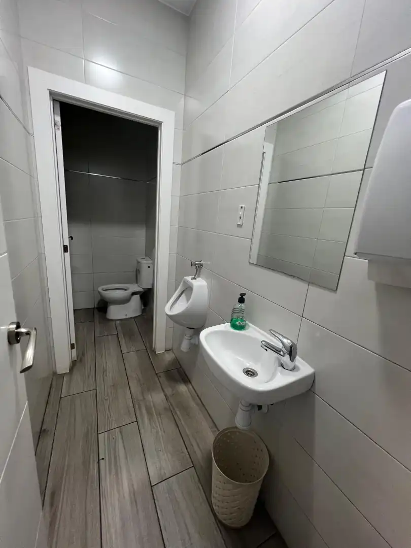 Baño de Local de alquiler en Gijón  con Amueblado y Alarma