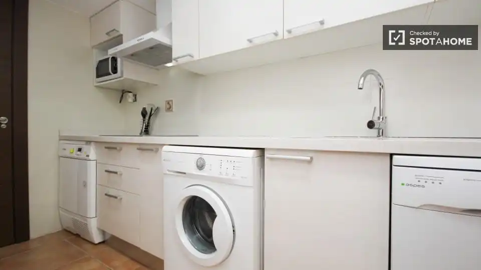 Kitchen of Flat for share in Granada  with Air Conditioner, Heating and Furnished