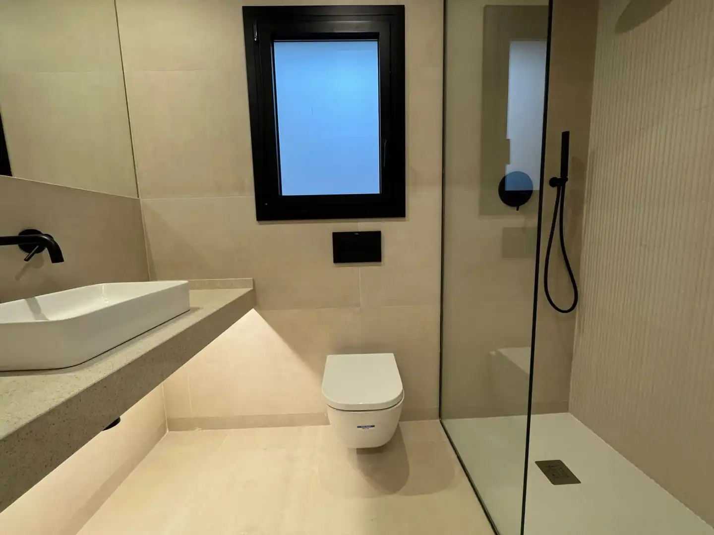 Baño de Piso de alquiler en Barcelona con Aire acondicionado, Calefacción y Amueblado