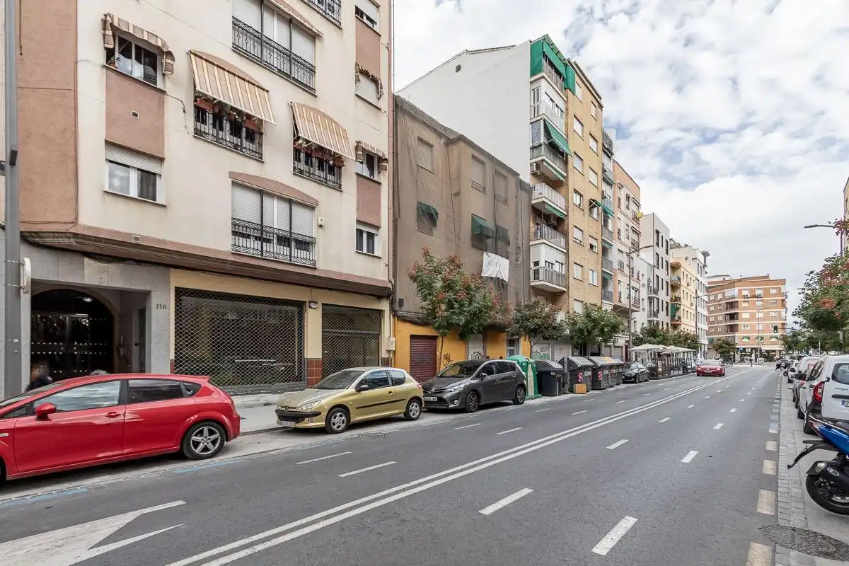 Vista exterior de Local en venta en Granada con Aire acondicionado