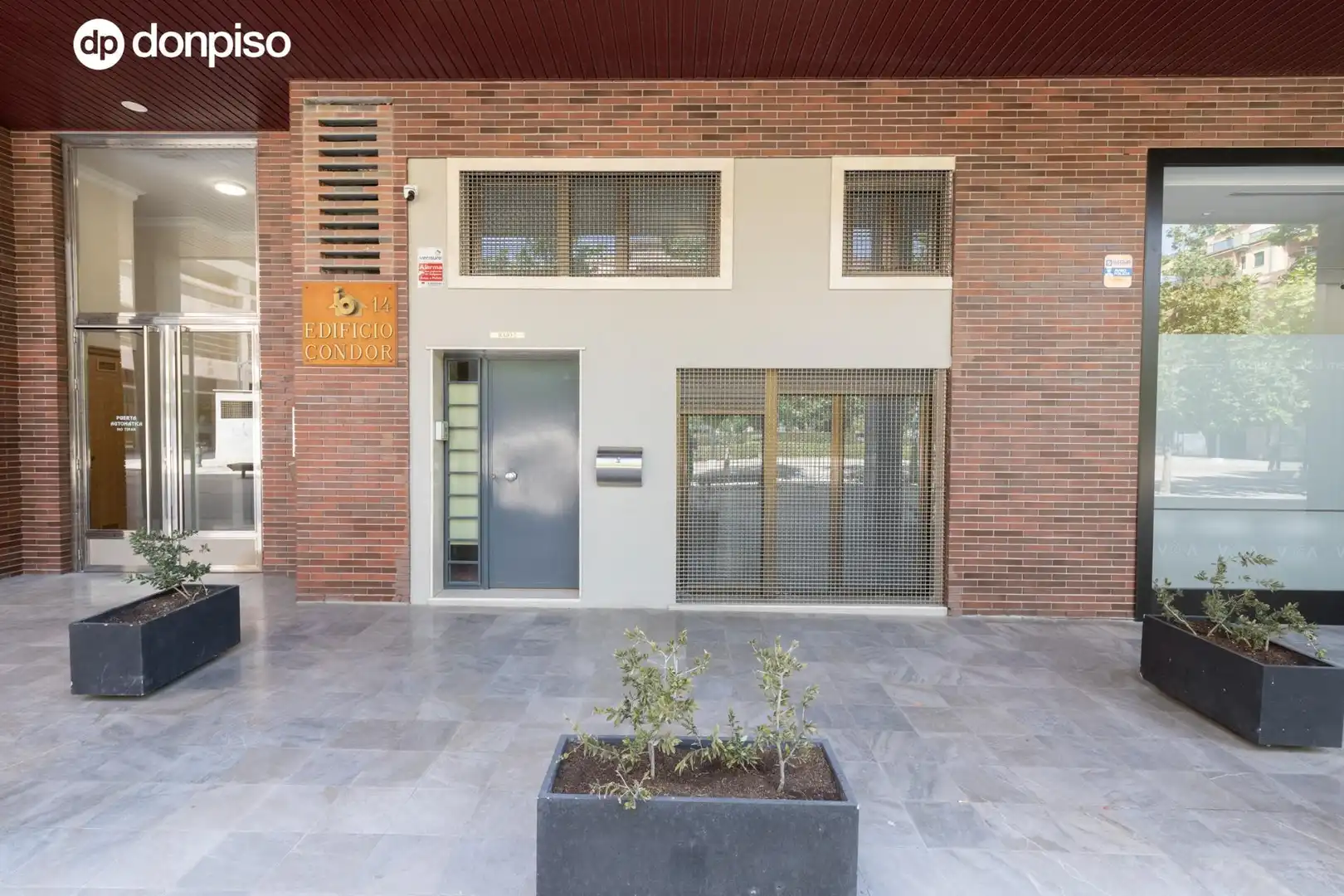 Vista exterior de Dúplex en venda en Granada amb Aire condicionat, Calefacció i Traster
