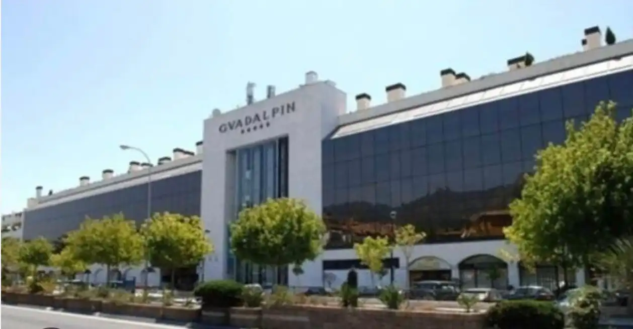 Oficina de alquiler en Vía Hotel Guadalpín, 4, Cabopino - Artola