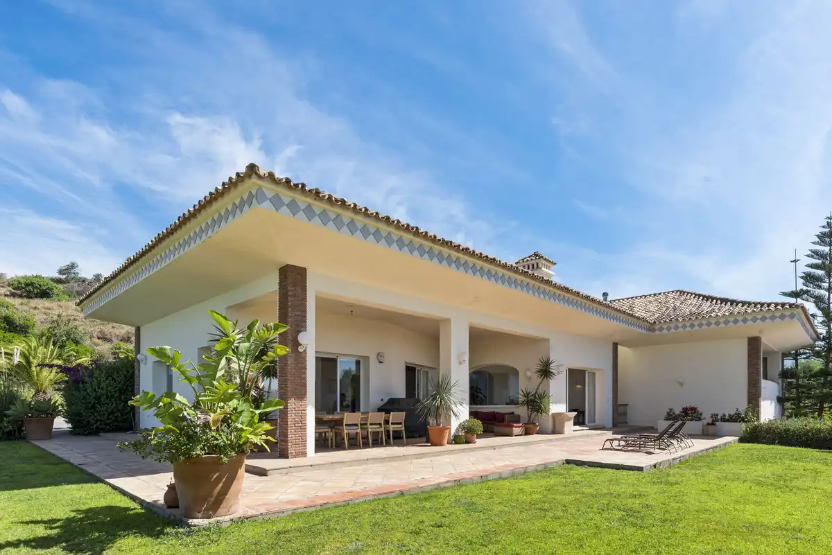 Vista exterior de Casa o xalet en venda en Benahavís amb Aire condicionat, Jardí privat i Terrassa