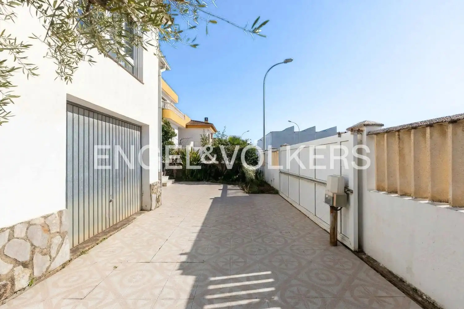 Vista exterior de Casa o xalet en venda en Oliva amb Calefacció, Jardí privat i Terrassa