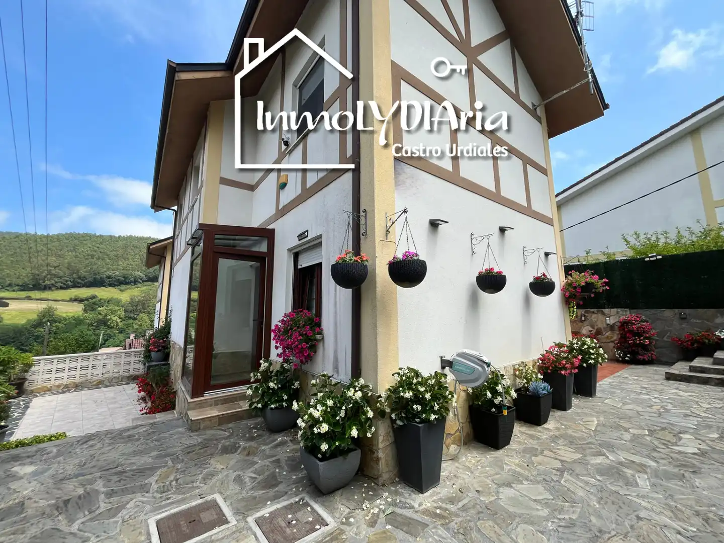 Vista exterior de Casa o xalet en venda en Castro-Urdiales amb Aire condicionat, Calefacció i Jardí privat