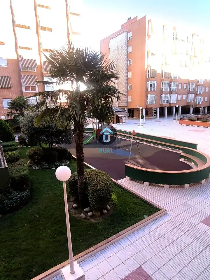 Pis de lloguer a Calle de Ladera de los Almendros, Valdebernardo - Valderribas