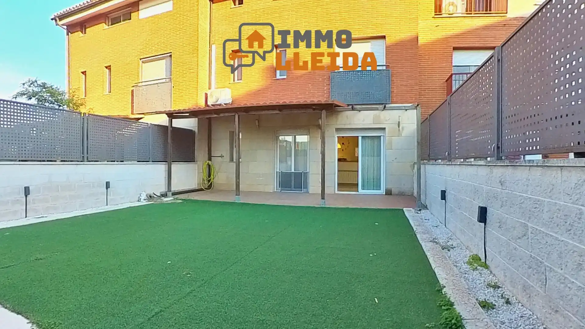 Vista exterior de Casa adosada en venda en Balaguer amb Calefacció, Terrassa i Traster