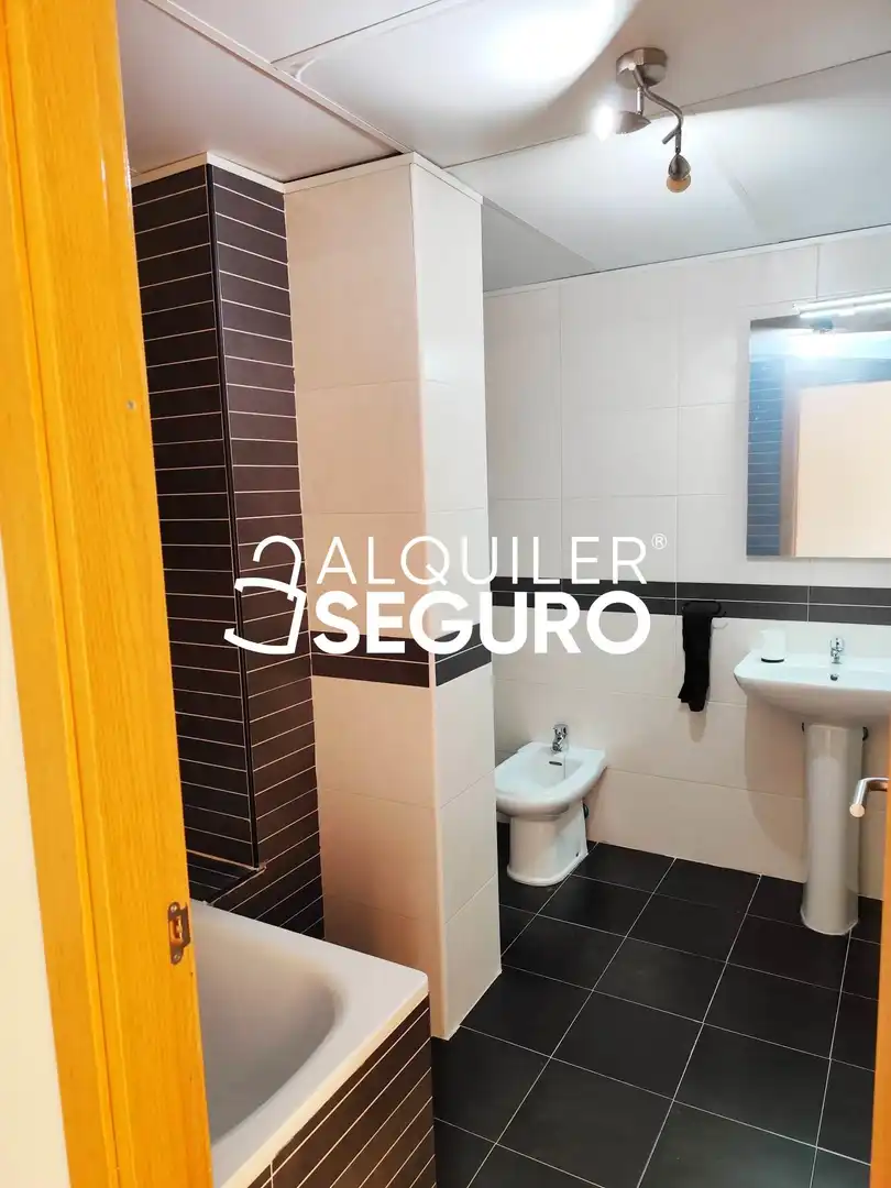Baño de Ático de alquiler en Recas con Calefacción, Trastero y Amueblado